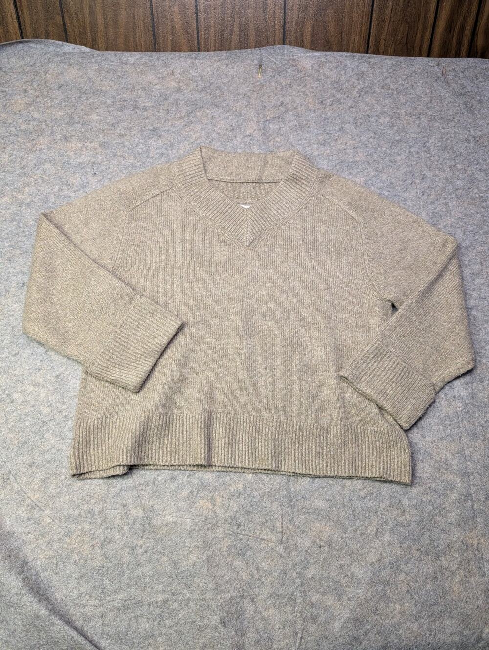 Abercrombie And Fitch XL Beige V neck Chunky Stuffed Sleeve Sweater